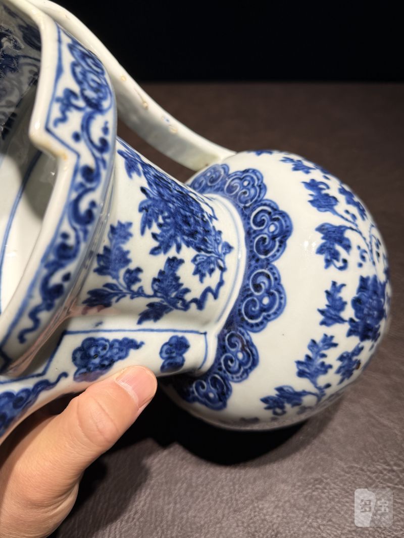 清乾隆 青花缠枝花卉纹僧帽壶 - 图13